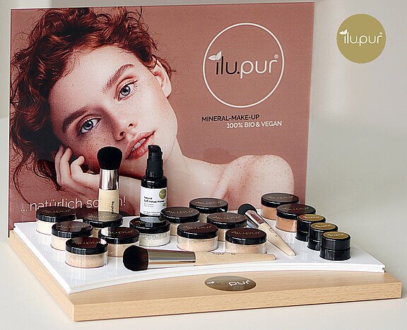ilu.pur Make-up-Produkte auf einem dekorativen Präsentationstisch