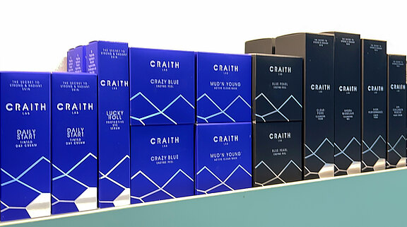Blaue und schwarze Hautpflegeprodukte der CRAITH LAB Blue Line und Black Line