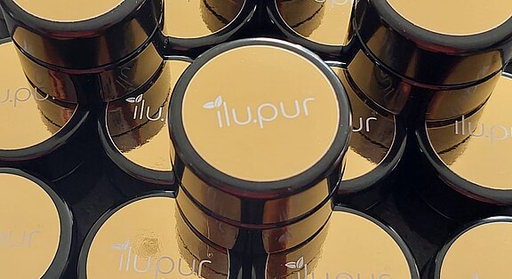 Mehrere Make-up-Produkte von ilu.pur in runden Tiegeln